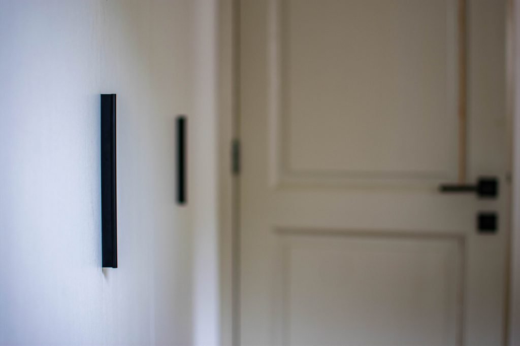 Detalle constructivo de revestimiento en madera nativa aplicado a vivienda moderna en el sur de Chile