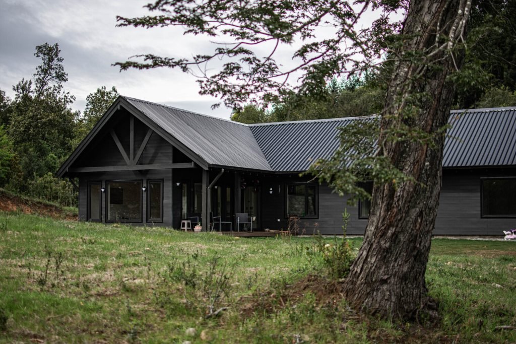 Arquitectura residencial en el sur de Chile con integración paisajística y vista al volcán Villarrica