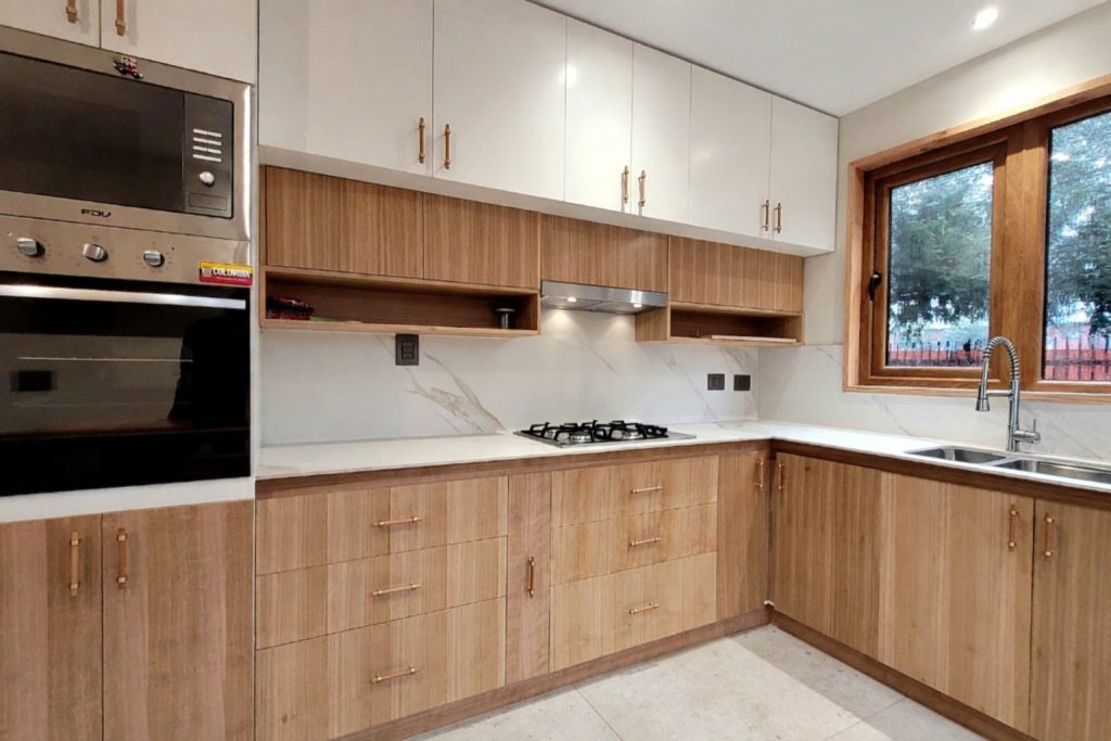 Proyecto de arquitectura residencial en Pucón con diseño contemporáneo y materiales naturales