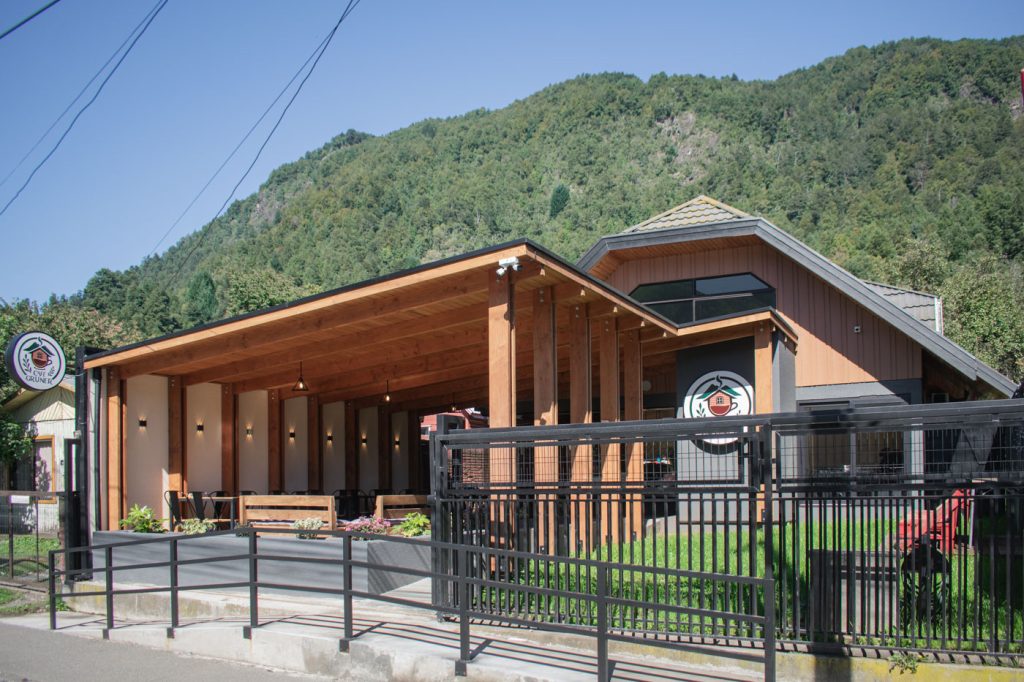 Empresa constructora en Pucón realizando obra de casa moderna