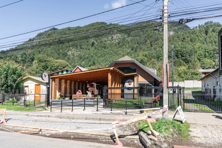 Constructora en la región de La Araucanía construyendo vivienda unifamiliar