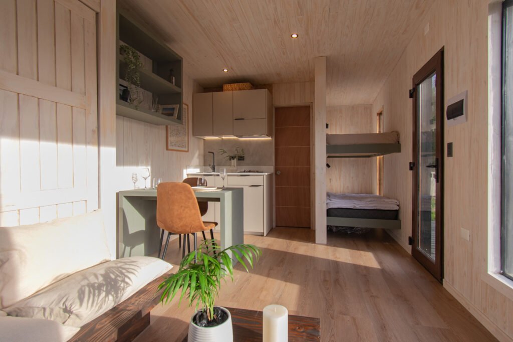 Empresa constructora en Pucón realizando obra de casa moderna en Pucon